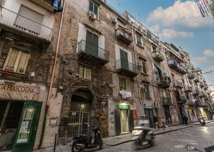 Sanità Naples Central Grand Apartment for 10 Guest